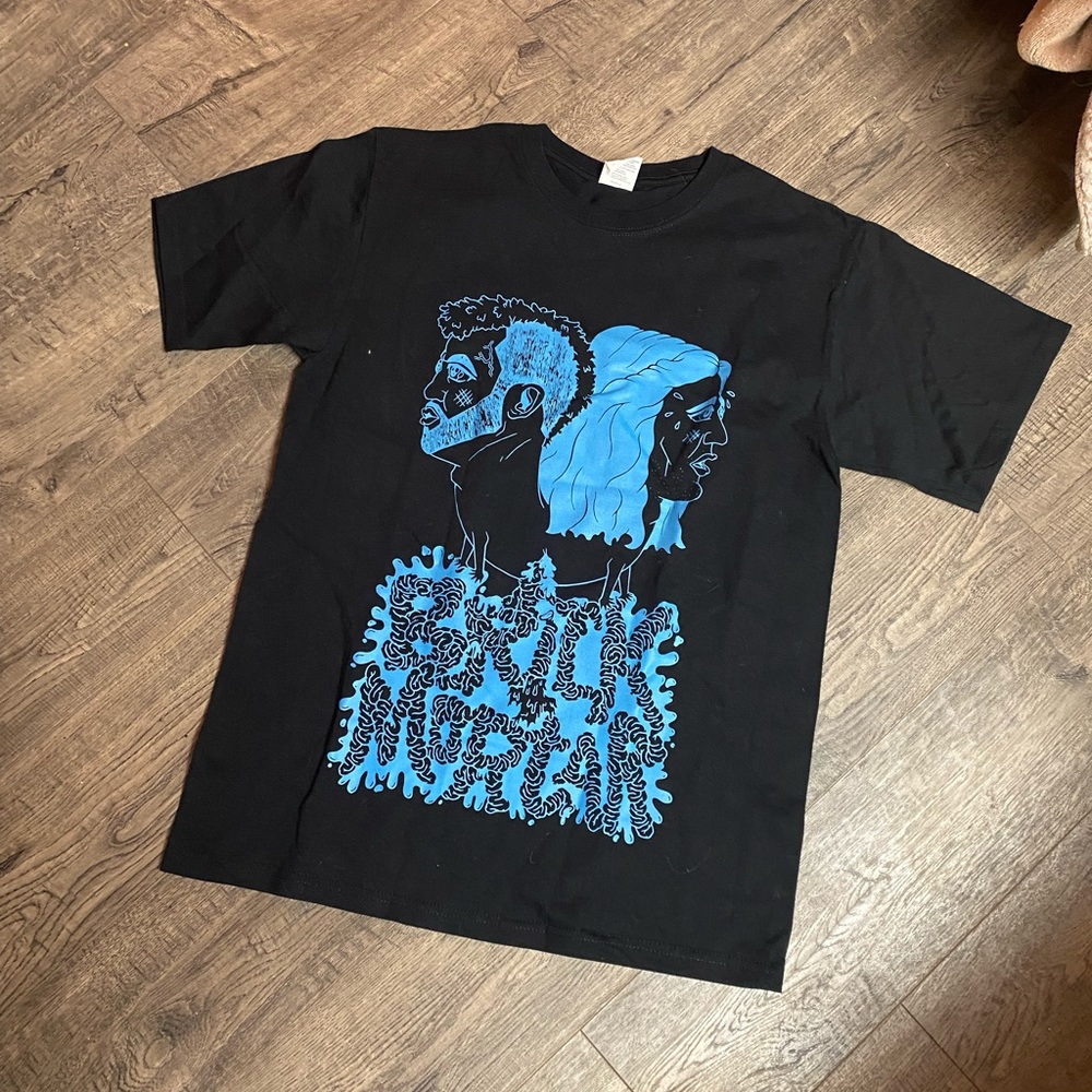 Moving sale! graphic T-shirt like new condition unique design